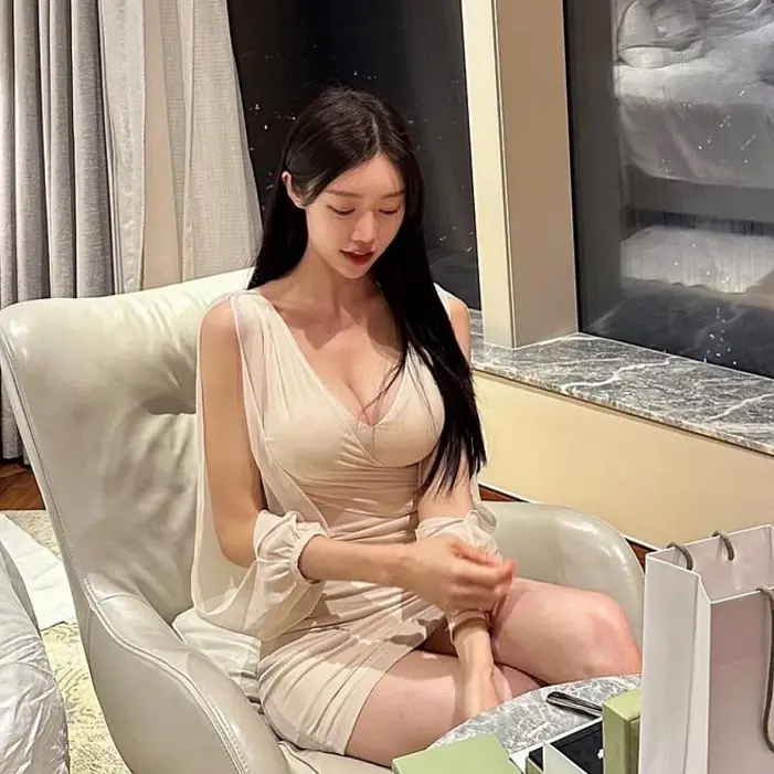 예술적인 몸매의 수영복녀