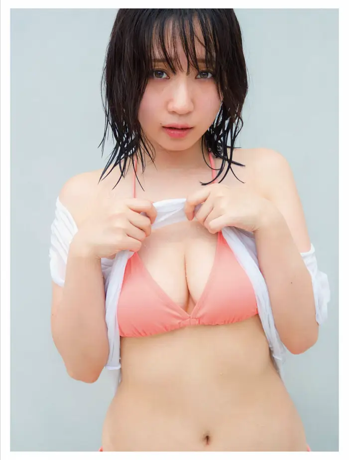 욕조속의 귀여운 소녀
