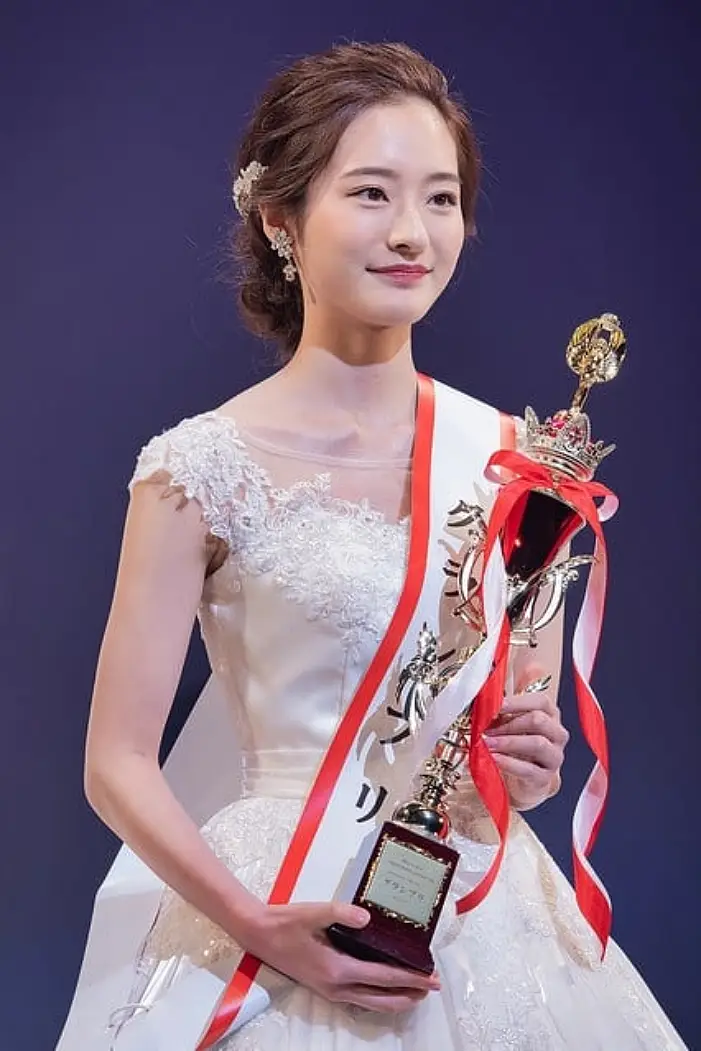 도쿄대 미인대회 1위 최초 그라비아 모델