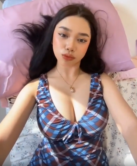 누워서 셀카 찍는 처자 몸매