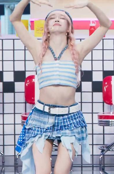 홀터넥 줄무늬 튜브탑 스테이씨 수민 STAYC Sumin