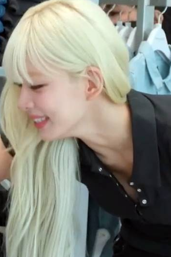 똑딱이 단추 봉긋한 블랙티 프로미스나인 이채영 fromis_9 CHAEYOUNG