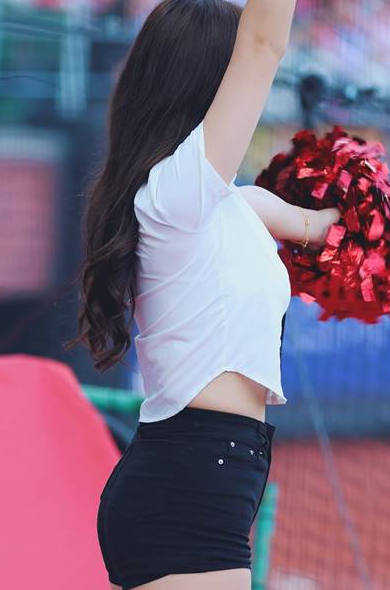 타이트한 흰 셔츠 블랙 반바지 묵직한 출렁임 김도아 치어리더 Kim Doa
