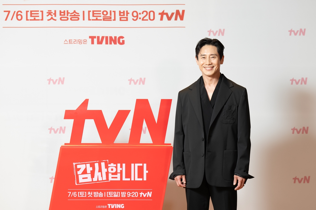 tvN 새 드라마 '감사합니다'에서 주연을 맡은 배우 신하균