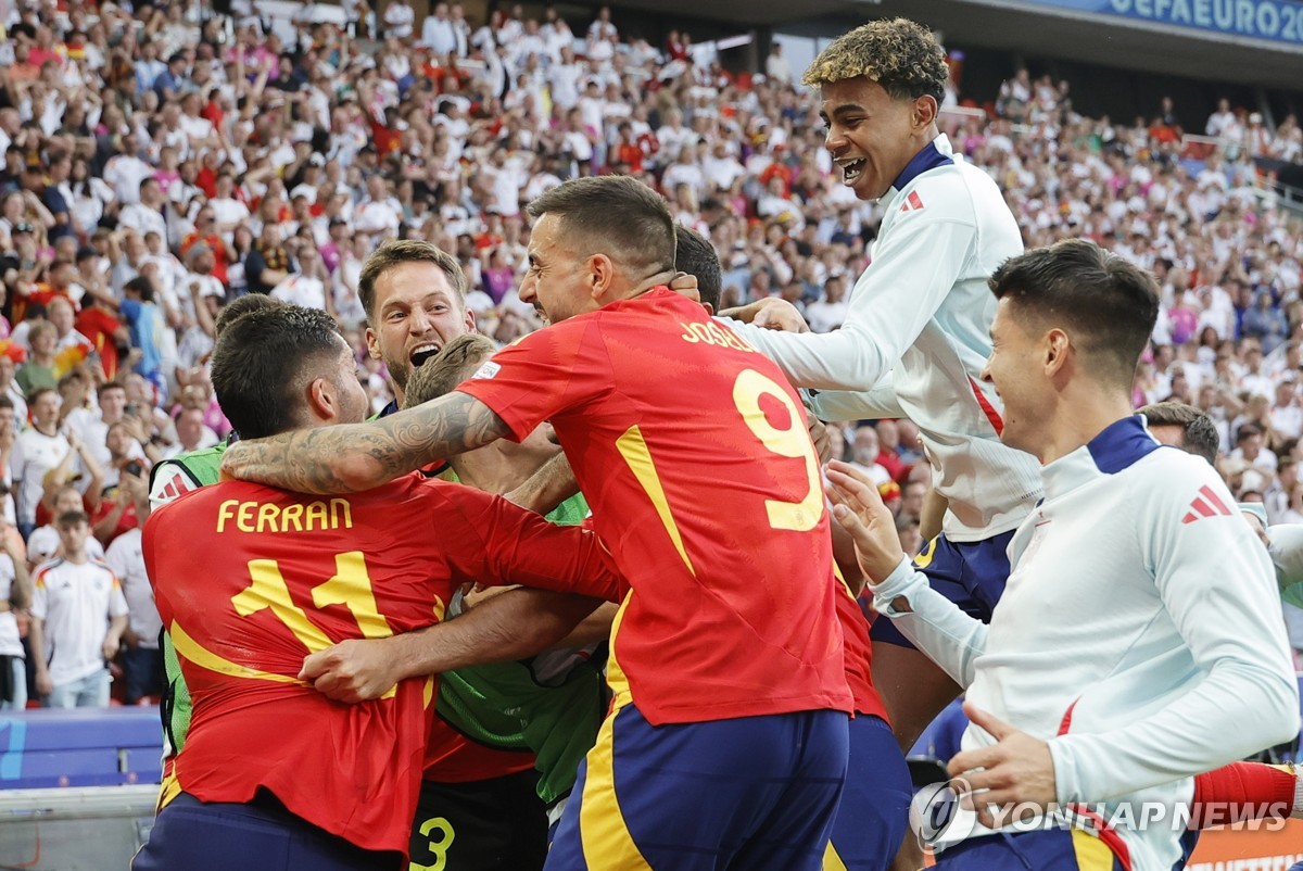 미켈 메리노의 연장전 골에 기뻐하는 스페인 선수들