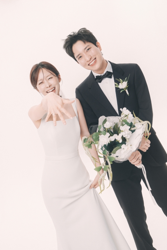 연예인과 일반인 결혼인데 일반인만 알고 있음